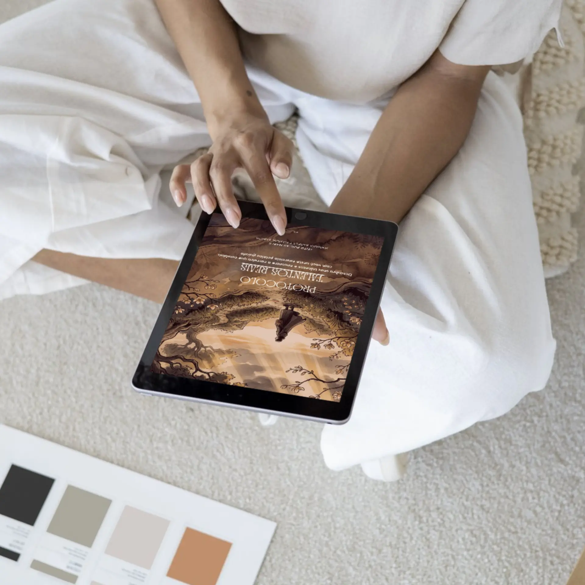 Mulher lendo o Protocolo Talentos Reais em um tablet